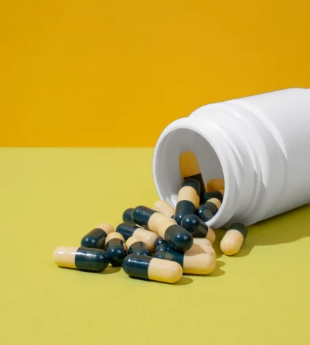 pills-container-yellow-background